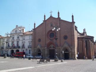 Nelle foto, Asti: Piazza San