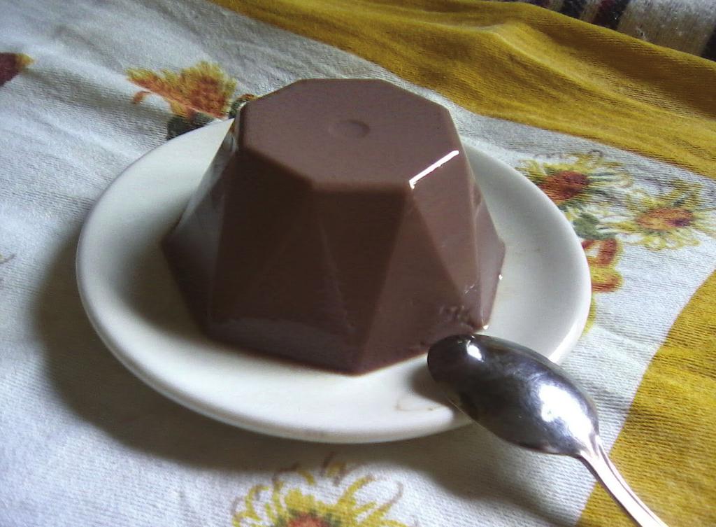 Budino al Cioccolato -Versare il contenuto di una busta in un tegame asciutto. -Stemperare con mezzo bicchiere di latte freddo. -Aggiungere il rimanente latte.