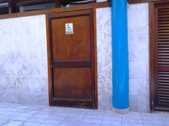 La larghezza utile della porta del bagno è 87+86 cm.