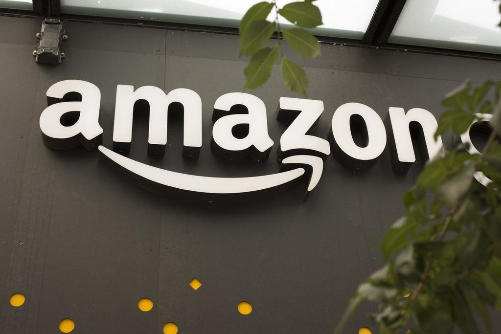 Logo di Amazon L' impero di Bezos, è conosciuto in tutto il mondo, e probabilmente, nel corso dei prossimi anni, andra' ad avere la meglio su moltissimi altri negozi, in sempre piu' settori, offrendo