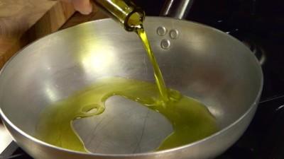 l'olio è ben caldo versate all'interno della padella la polpa