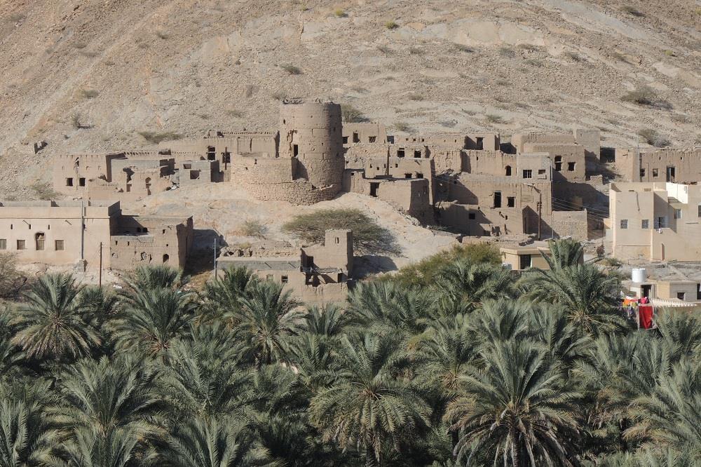 Domenica 1 Dicembre: La Montagna ed i Castelli Castello di Jibrin - Al Hamra & Museo Bait Al Safa - Villaggio Misfat - Wadi Ghul - Jebel Shams Grand Canyon Visita del Castello di Jabrin, un grande