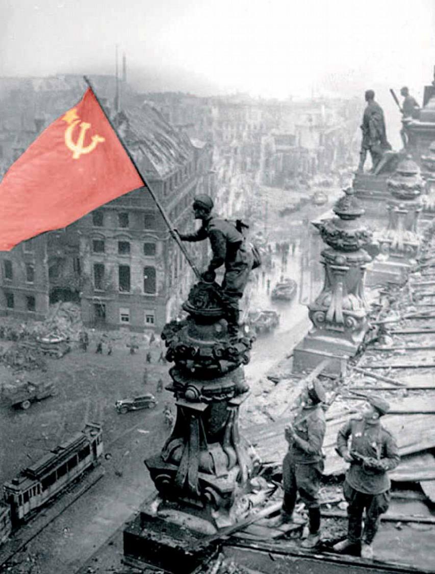 La presa di Berlino A partire dal 16 aprile 1945, l'armata Rossa sferrò il grande attacco sulla linea dell'oder. Il 30 aprile Hitler rinchiuso nel bunker si suicida.