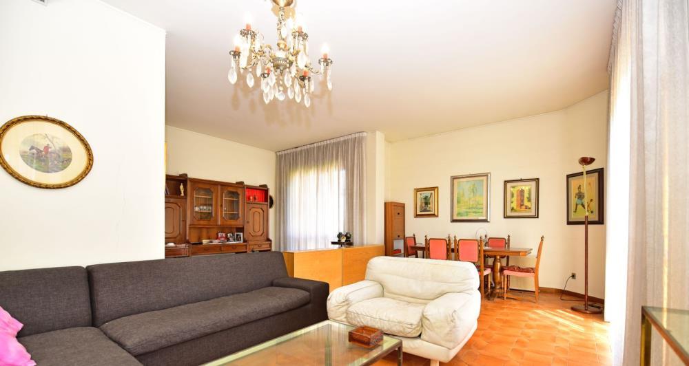 soggiorno, 2 camere e bagno. Cortile in comune con altra abitazione. Classe energetica: G EPgl 302,81 Euro 98.000 VALENZA rif. 2465 Mq 71 Viale Santuario, alloggio in palazzina termoautonoma con ingr.