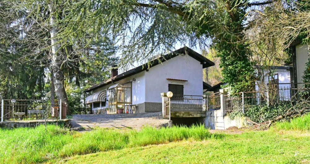 1 3 camere e bagno padronale. Locali di sgombero, 2 cantine e cortile. Classe energetica: F EPgl 290,08 Euro 89.