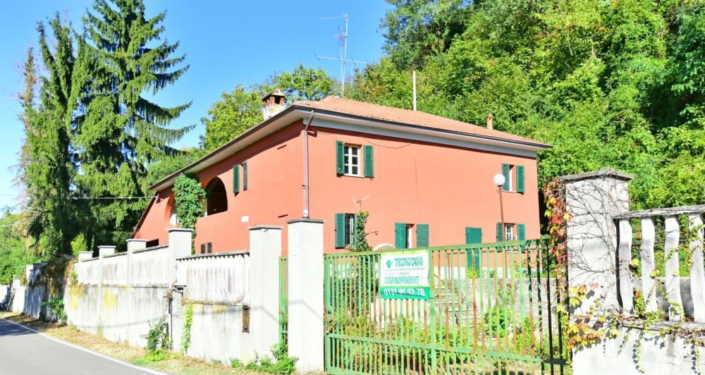 2487 Mq 141 Villetta su 2 piani immersa nel verde, composta da cucina, veranda, soggiorno con camino, 2 camere, 2 bagni,