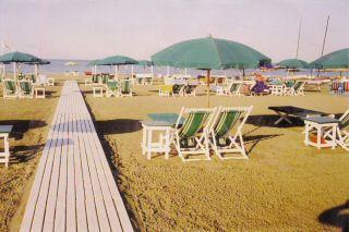SPIAGGIA La spiaggia è accessibile in piano e dispone di una passerella in legno larga cm.100, che arriva alla 1 fila di ombrelloni.
