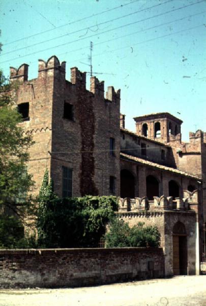 Castello di Pinarolo Po Pinarolo Po (PV) Link risorsa: http://www.lombardiabeniculturali.