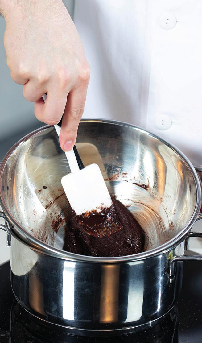MICROWAVE: place the chopped chocolate in a microwave-proof bowl and melt for 45 seconds at 500 W then stir.