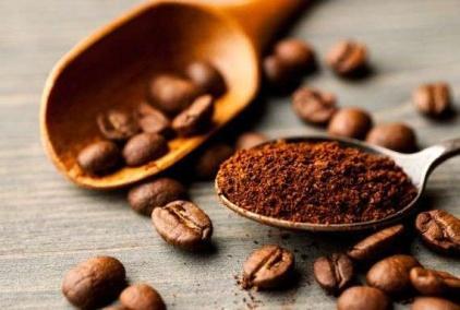 IL NOSTRO CAFFE Il nostro caffè viene preparato con cura, sia nella fase iniziale della selezione del caffè verde con origini nobili, Colombia per il caffè Arabica, India ed Indonesia per la varietà