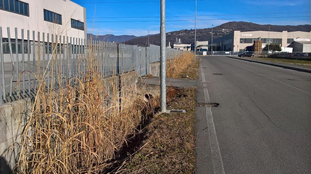 Figura 6 Fosso scoperto parallelo a Via Monte Avaro In prossimità degli attraversamenti stradali risulta intubato intubato (cls 600