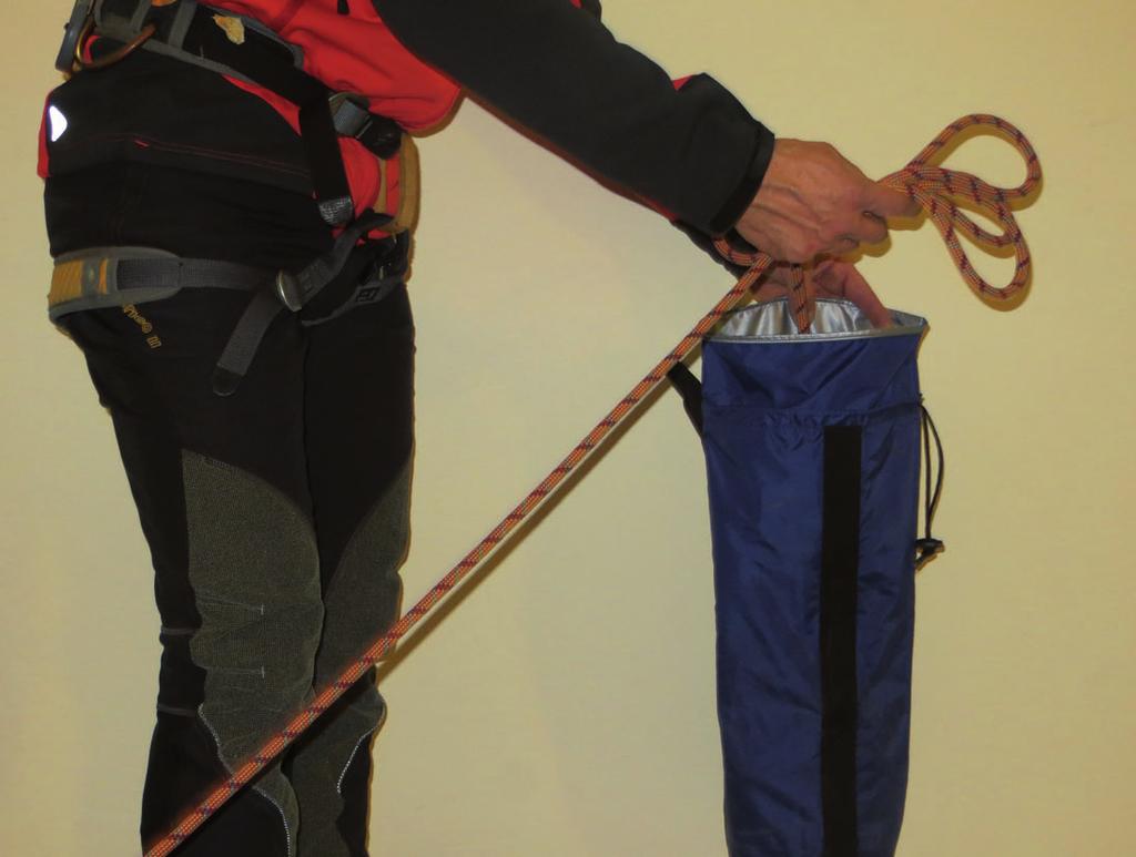 Nel caso il capo della corda non venga fissato all imbracatura (foto 1), prima