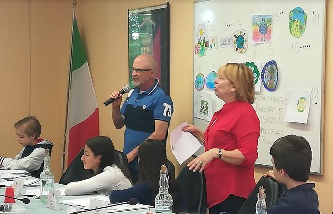 A fine seduta, i ragazzi del CCR scrivono la lettera per gli