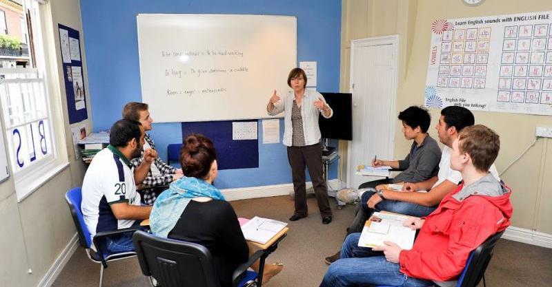 IL CORSO Gli studenti frequenteranno un corso di lingua inglese dalle ore 09:30 alle 12:30 con 15 minuti di break (15 ore totali) con