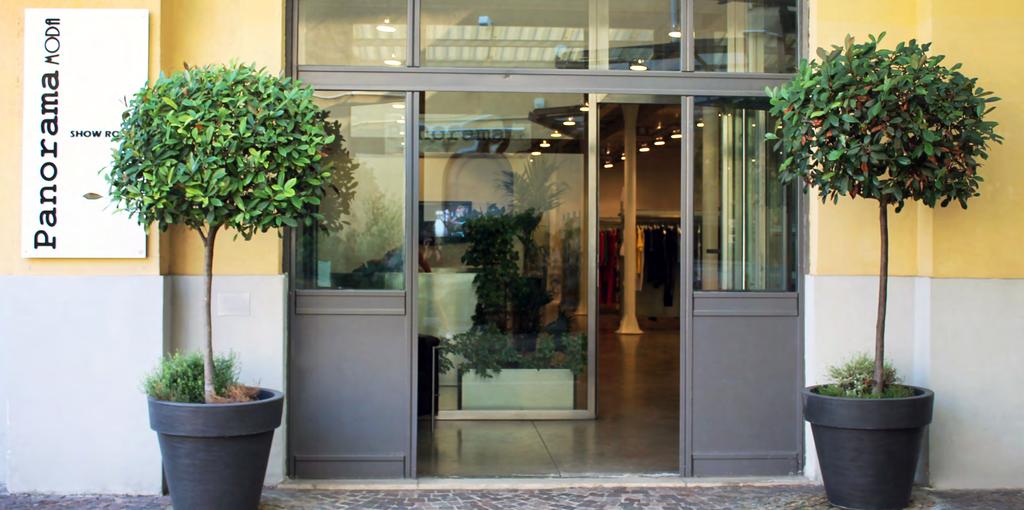 STORIA: STRATEGIA E SVILUPPO: L azienda PANORAMA MODA è stata fondata negli anni 70 da due fratelli, Biagio e Nello Lubrano ed il primo ufficio a Milano, una delle più grandi capitali della moda, è