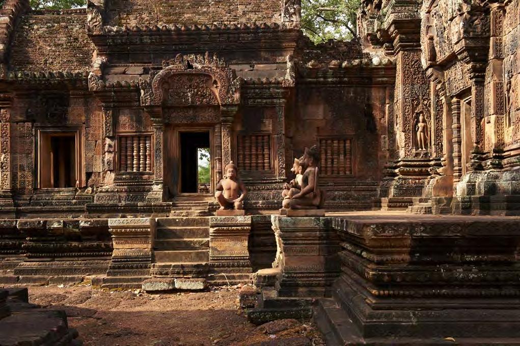 3 giorno: nel pomeriggio visita del Tempio di Angkor Wat Si tratta dell'edificio religioso più grande del mondo, ma solo vedendolo con i propri occhi se ne riesce a