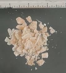 Crack - Ottenuto aggiungendo bicarbonato di sodio o ammonio al cloridrato di cocaina, trattati chimicamente fino ad assumere la forma di cristalli, viene fumato mescolato a tabacco o a marijuana e