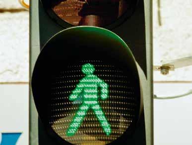 Attraversare la strada con un semaforo 5 I semafori consentono ai bambini di attraversare la strada in modo relativamente sicuro. A volte, però, questa sicurezza può essere ingannevole.
