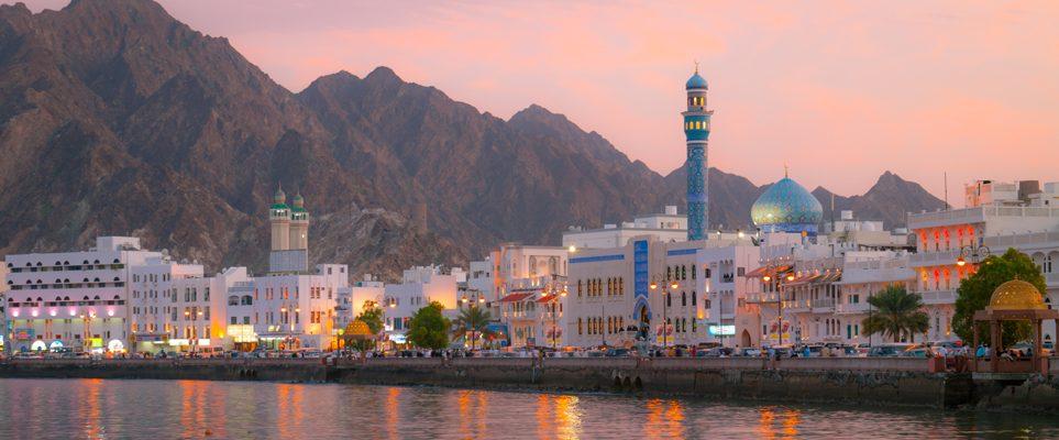 Oman: tra mare e deserto Dal 17 al 24 novembre Un viaggio attraverso Muscat, la regione storico/culturale del Sultanato dell'oman; effettueremo il cross mountain e la visita di due deserti Wahiba