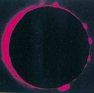 L atmosfera solare è costituita dalla cromosfera e dalla corona solare La cromosfera, uno strato di spessore ridotto, è chiamata così perché appare come un anello colorato di rosa quando il
