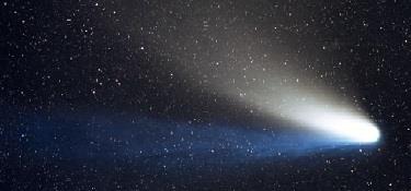 Comete e asteroidi Le comete sono ammassi di ghiaccio e polvere che occasionalmente si avvicinano al Sole e gradualmente si riscaldano.