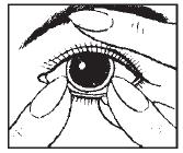 Abbassate la palpebra inferiore con il dito medio. 4. Con l aiuto del dito indice, fate scivolare la lente verso la parte inferiore dell'occhio. 5.