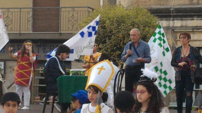 Dante Finocchiaro che ha seguito durante l'anno scolastico i ragazzi del progetto scacchi, al Sindaco e