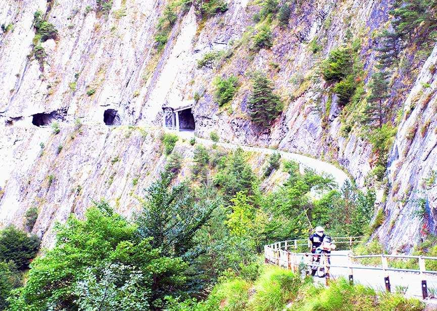 4 A S.anna di Roccabruna lasceremo sulla macchina in assistenza ogni bagaglio ingombrante dopo esserci ben vestiti con le nostre tenute da Enduro.