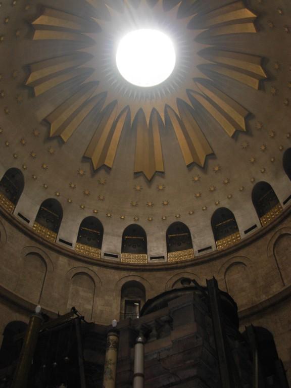 LA BASILICA DEL SANTO SEPOLCRO Dal Venerdì Santo alla Pasqua di Resurrezione Entrare nella Basilica del Santo Sepolcro e percorrere pregando e meditando le ultime stazioni della Via Crucis lascia