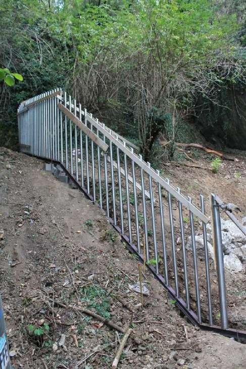 Esempi di cancellate (Life08 NAT IT000369 Gypsum) La manutenzione degli imbocchi delle cavità utilizzate dai chirotteri dovrebbe prevedere l asportazione di eventuale vegetazione o materiali presenti