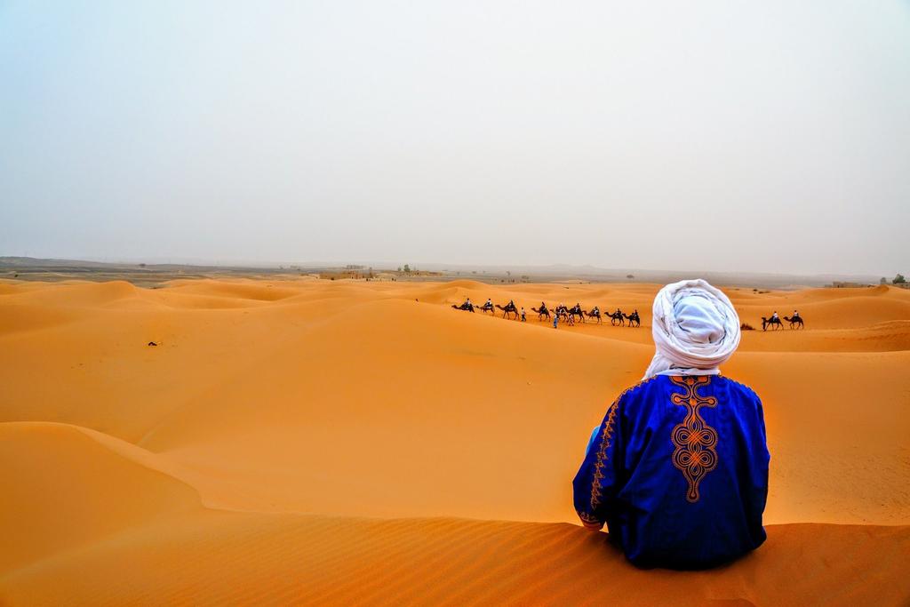 Nel pomeriggio proseguimento per il bivacco/campo tendato situato nel cuore del Sahara, arrivo prima del calar del sole, assaggio del te alla menta come benvenuto e sistemazione nelle tende berbere,