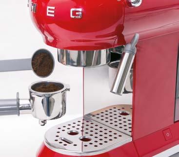 PICCOLI ELETTRODOMESTICI - MACCHINA DA CAFFÈ ESPRESSO ECF01RDEU ROSSO E 349,00 Macchina da caffè espresso Estetica: ANNI 50 Corpo in acciaio inox/plastica Scaldatazzine passivo e porta tazzine in