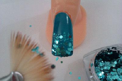 professionale di nail design, senza rinunciare allo stile. Ovviamente, poi, ogni decorazione comprende un numero di colori illimitato ed un infinità di tecniche per miscelarli e abbinarli.