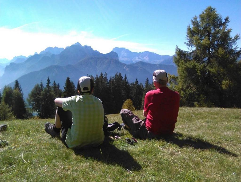 Vista panoramica su Dobbiaco: I prati di Monterota Il nostro punto di partenza è il Santuario di Santa Maria, un piccolo luogo di pellegrinaggio situato sopra a Dobbiaco.