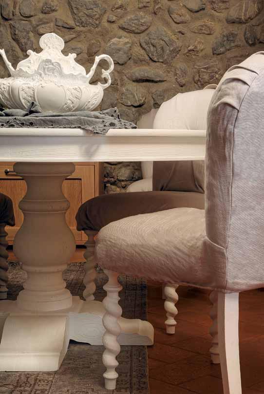 Sopra: dettaglio del divano angolare con meccanismo reclinabile sullo schienale in pelle pieno fiore; il colore grigio ne enfatizza la linea minimale e