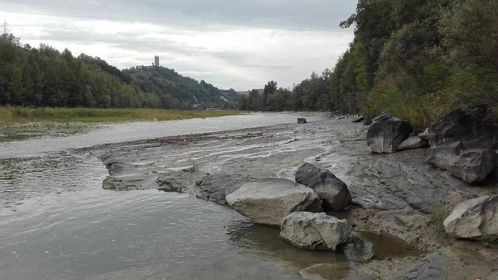 valle dello sbarramento con evidente la marna affiorante