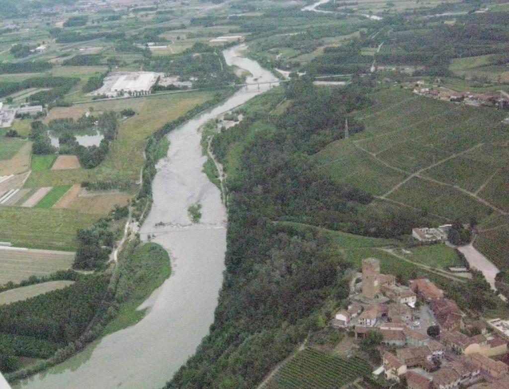 Foto 40: vista da sud del Fiume Tanaro e del sito d intervento con la traversa del 2002 ancora intatta Foto 41: vista su volo aereo del Fiume Tanaro a