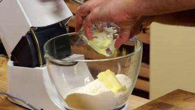 3 Mentre l'impasto si stà lavorando grattugiate la scorza di un limone e