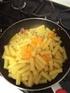 Mettete le patate, le carote e l aglio in una pirofila di circa 23 x 32 cm,